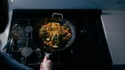 Saveur Selects Pannenset - Carbon Steel (Wokpan ø 35 Cm + Koekenpan ø 30 Cm) - Inductie En Alle Andere Warmtebronnen -Keukengerei Korting Winkel 1200x675 3