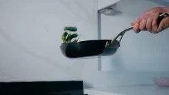 Saveur Selects Pannenset - Carbon Steel (Wokpan ø 35 Cm + Koekenpan ø 30 Cm) - Inductie En Alle Andere Warmtebronnen -Keukengerei Korting Winkel 1200x675 4