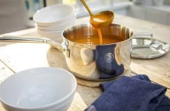 Saveur Selects Steelpan - TriPly RVS - ø 20 Cm / 2.8 Liter - Standaard Anti-aanbaklaag -Keukengerei Korting Winkel 3QT Saucepan Lifestyle 1 scaled 1