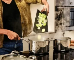 Joseph Joseph Snijplank Chop2Pot Plus 45 X 26 - Opvouwbaar - Zwart 9 Joseph Joseph Snijplank Chop2Pot Plus 45 X 26 - Opvouwbaar - Zwart -Keukengerei Korting Winkel 60202 60205 Media 03