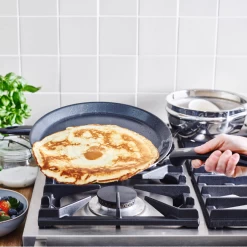 GreenPan Pannenkoekenpan Essentials - Zwart - ø 28 Cm - Keramische Anti-aanbaklaag -Keukengerei Korting Winkel 667b28b228ec1bc1005fc3d1a08875dcfcdbfa72 GP ESS BA Bd Pancakepan Large NS Lifestyle a