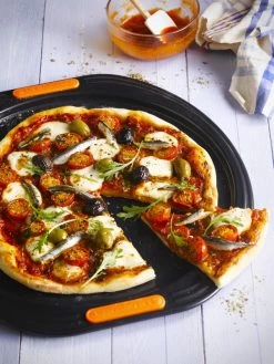 Le Creuset Pizzaplaat Patiliss - ø 33 Cm -Keukengerei Korting Winkel Le Creuset Pizzaplaat Sfeer2