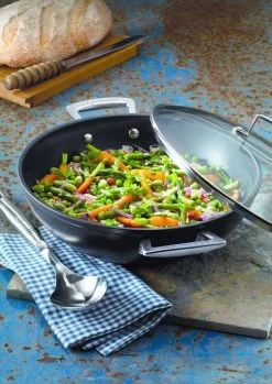 Le Creuset Wokpan Les Forgées TNS - ø 28 Cm / 3.9 Liter - Standaard Anti-aanbaklaag -Keukengerei Korting Winkel le creuset wokpan 28cm sfeer